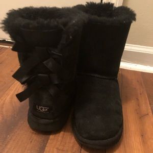 Bailey bow ugg boots. Size 8